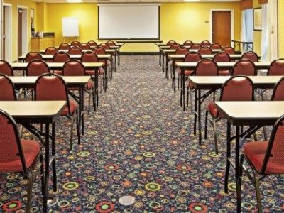 Express & Louisville South-hillview, An Ihg 2* Hillview